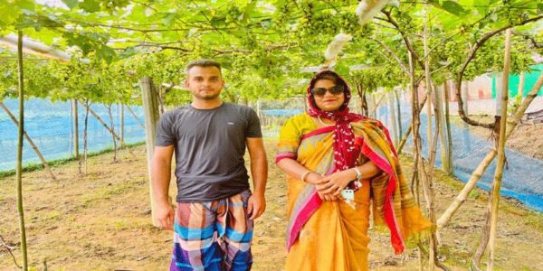 আঙ্গুর চাষে সফল ভালুকার তরুণ উদ্যোক্তা সুমন 